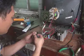 电视机出现爆炸声音，大家猜猜是什么东西坏了！视频封面