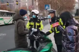 短视频现场丨无牌无证电摩上路被查扣图片