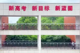 三尺讲台、三重身份、三代人图片