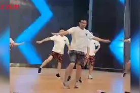 长沙一中学10名初三老师为毕业生跳《爱你》图片