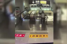 凡人微光丨乘客在地铁扶梯上摔倒，工作人员按下“救命”按钮图片