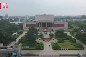 台儿庄老中青三代退役军人重温军人誓词图片