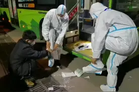 医护人员的“摆渡人”他们每天凌晨3点出发只为保障核酸检测顺利进行图片
