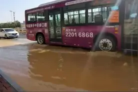 供水主管爆裂 道路“一片汪洋”自来水部门彻夜抢修图片