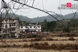 “留下8个孩子”的夫妻下葬 村主任：两人在卫生间被发现图片