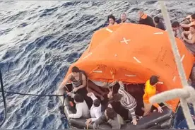 浙江日报丨北太平洋，生死营救1小时 宁波远洋渔船救援台湾籍渔船48名船员纪实图片