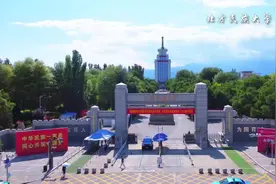 全国29所高校师生齐唱《美丽中国》图片
