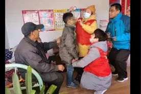 助学款和温暖包送达，孩子们的开心藏不住图片