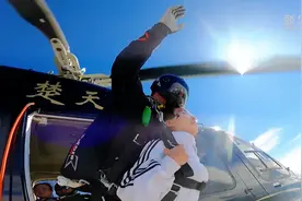 从4700米冲向一片碧蓝 新疆赛里木湖高空跳伞引游人图片