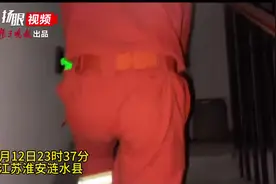视频 |怀孕9个月的孕妇被困电梯，消防员跪地当垫脚石让其爬出图片