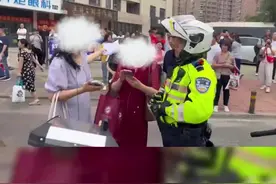 果然视频丨高考考生身份证落在大巴车，济南交警2分钟追回图片