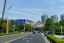 打卡复古“铛铛车” 沿海观光新体验图片