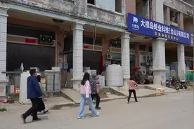 这个蚝农有点“笨”图片
