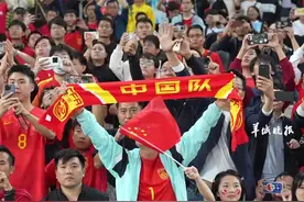 图集｜世预赛国足0-3不敌韩国，球员赛后谢场图片
