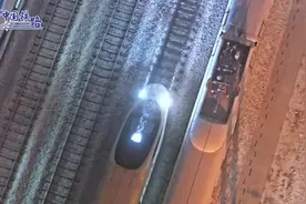 动车组雪中飞驰！列车如何防滑？图片