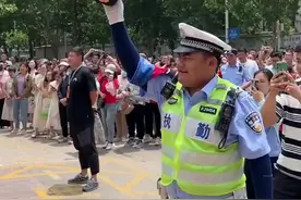 视频｜高考语文结束，第一名出考场，喜获泰安交警小熊图片