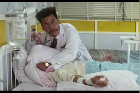 欢乐叮当：男子受伤住院，却有仇人装成医生找上门，用枕头闷死