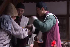男子流浪多年回到自己家，直接在酒楼吃霸王餐视频封面