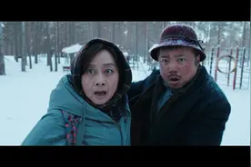 母子野外遇到熊，妈妈拼命保护儿子，真是看哭了视频封面