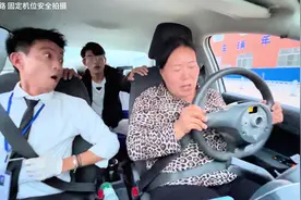 直线行驶为什么要摇晃方向盘？ #考驾照 #万万没想到 #科目三