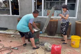 #乡村大锅煮出人间美味 这铁锅嘎嘎快，炖小江鱼太香了视频封面