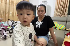 萌娃犯错被爹妈一顿训，低头认错的方式真独特，网友：这娃情商高视频封面