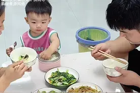 孩子在地上哭，父母用影子比心拍照...#离谱 #搞笑视频封面