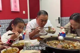 回到家乡，老公请客吃特色苗苗鱼，他这吃法，女儿见了都惊呆了视频封面