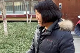 垃圾箱里捡到贰拾万元，她选择这样做！图片