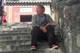 大姐爬泰山爬得“嚎啕大哭”，找到方法后瞬间变得......网友：看到最后我实在憋不住了图片