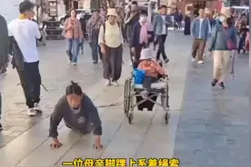 一位母亲脚踝上系着绳索拉着坐在轮椅上的孩子，三步一叩首，额头上都已经有血迹，母爱真的很伟大！图片