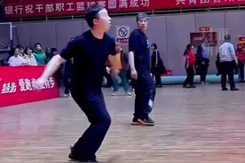 大爷们踢毽子踢出了中国功夫图片
