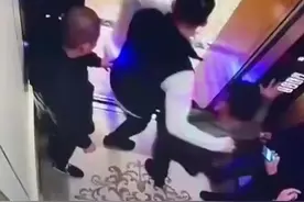 机器人准备进电梯被两男子踹倒，酒店：找到人赔偿4500元图片
