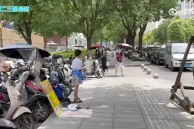 11岁男孩摆摊卖扇子为白血病妹妹治病：“等她康复，我想带她去海边”图片