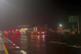 广州50名消防员紧急跨区域增援茂名排涝抢险救灾图片