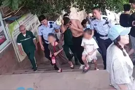 孩子落水妈妈本能去救被江水冲走图片
