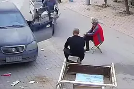 三人坐在马路中间聊天，一大妈骑着三轮车直接撞了上去，“都以为对方会让开”图片