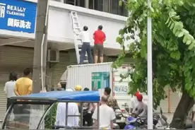 暖心！湛江一楼房着火，众街坊合力救下被困男童图片