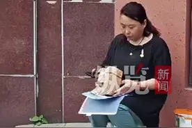 直击高考｜开考后，许多家长在外守护，妈妈谈起孩子一脸幸福图片