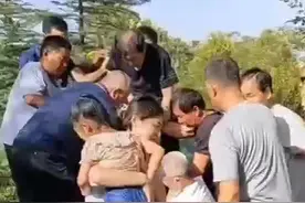 点赞！山东一女童不慎坠入污水井，众人火速救援图片