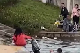 全职宝爸来不及脱衣跳江勇救落水女孩图片