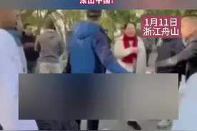 多名外国人组团在普陀山，偷拿寺庙香火钱 ，游客怒怼：这是佛教圣地，是你们拿钱的地方吗？滚出中国！图片