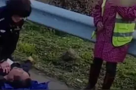 女交警跪地救助心脏病患者累到虚脱图片