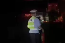 高速惊现“火车”，巡逻交警紧急灭火图片