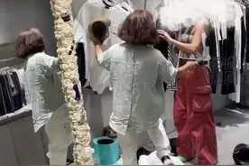 上海房主老太打砸服装店？市场方：房主想把房租翻倍 租约到期店主未搬图片