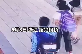 同学被冰块卡喉小学生用海姆立克法施救图片