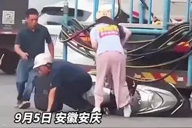 太惊险！大爷骑电动车带两个小孩被大车撞倒险些被压，大爷恼羞成怒扇司机耳光图片