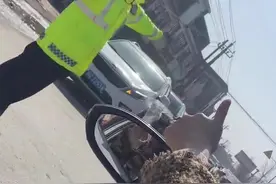 时隔三年，沈丘交警休假时再次变装上岗图片