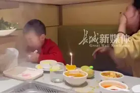 社恐小朋友去海底捞过生日，躲在角落瑟瑟发抖，“一次外向换来一生内向”图片