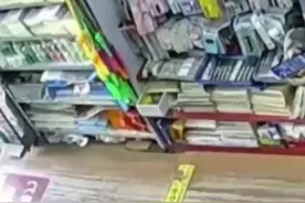 【#小学生哭着求助店主的反应太暖了#：别哭乖乖，下次早点来】图片